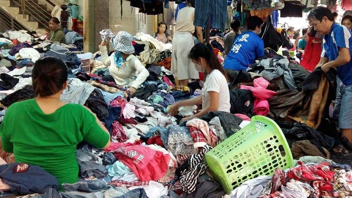 Khách hàng đang lựa chọn đồ si tại một sạp hàng ở Chợ Nhi Thiên Đường, Quận 8.